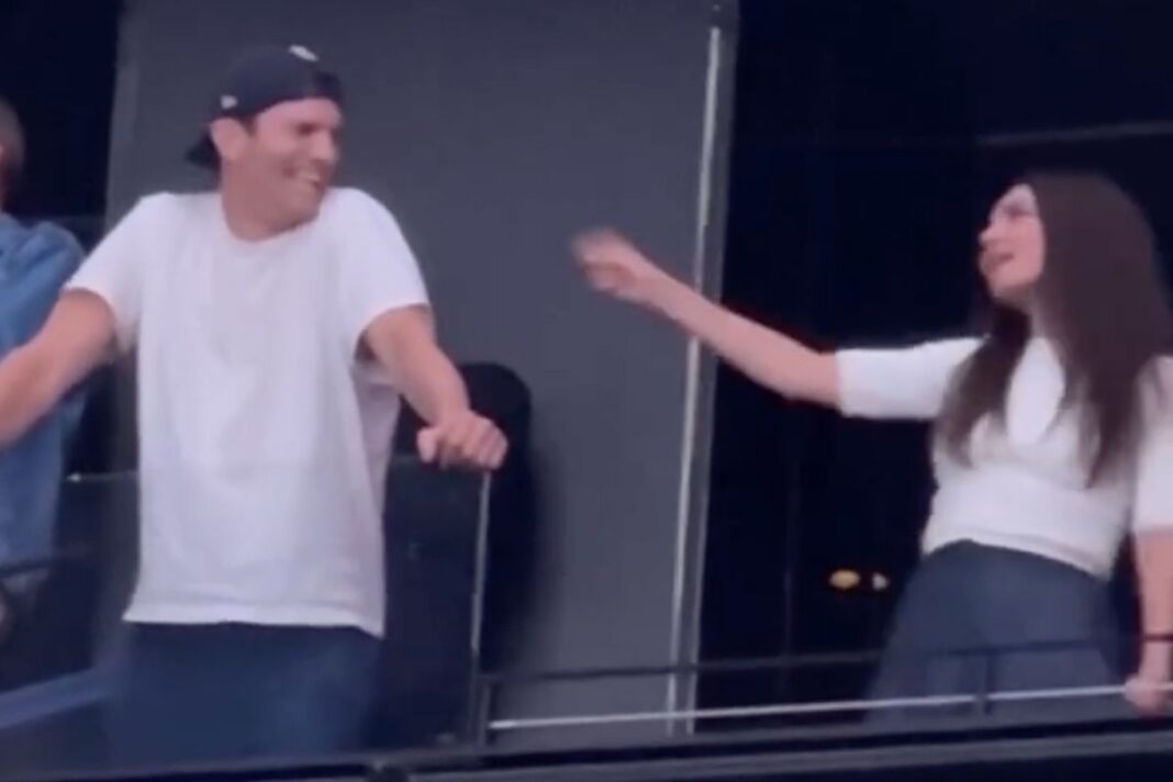 ‘That ’70s Show’ Sweethearts Ashton Kutcher and Mila Kunis Ignite Las Vegas Sphere with Backstreet Boys Serenade