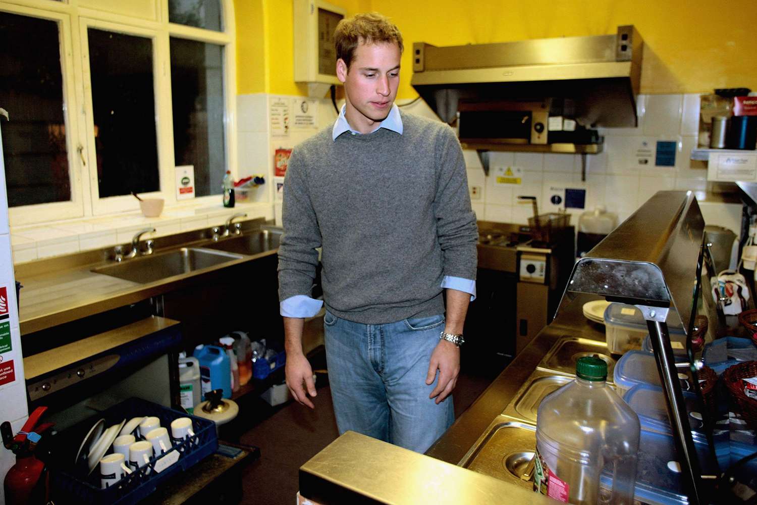 Prince William helps in the kitchen during a visit to a Centrepoint homeless hostel on December 20, 2006 in London