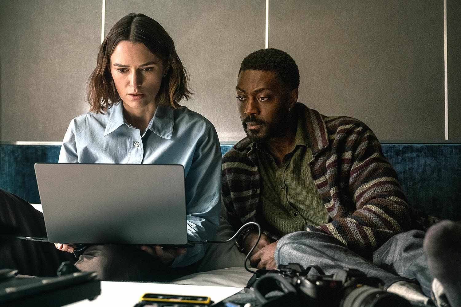 The Woman in Cabin 10. (L-R) Keira Knightley as Lo and Daniel Ings as Adam