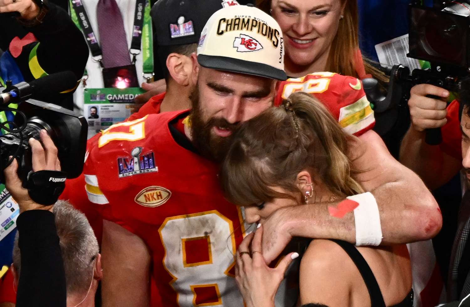 Taylor Swift kisses Kansas City Chiefs