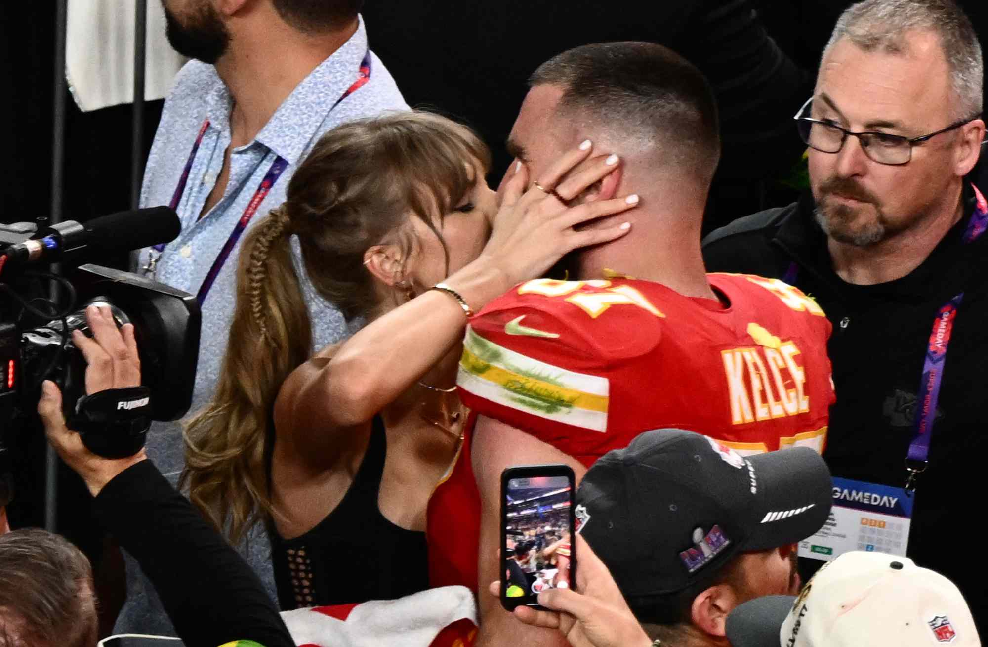 Taylor Swift kisses Kansas City Chiefs