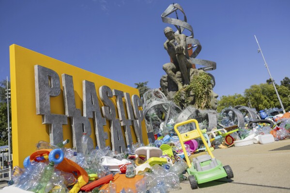 Plastic items next to Benjamin Von Wong artwork The Thinker Burden in Geneva