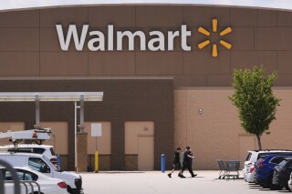 Walmart Navigates Economic Headwinds and Tariffs, Posts Robust Second Quarter, Outpacing Key Rival Target
