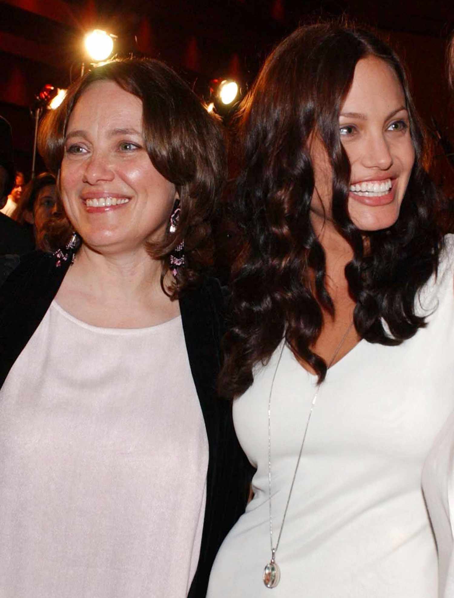 Angelina Jolie (C) chats with her mother Marcheline Bertrand (L) and British actress Jacqueline Bisset (R) at the premiere of her new film "Original Sin", in West Hollywood