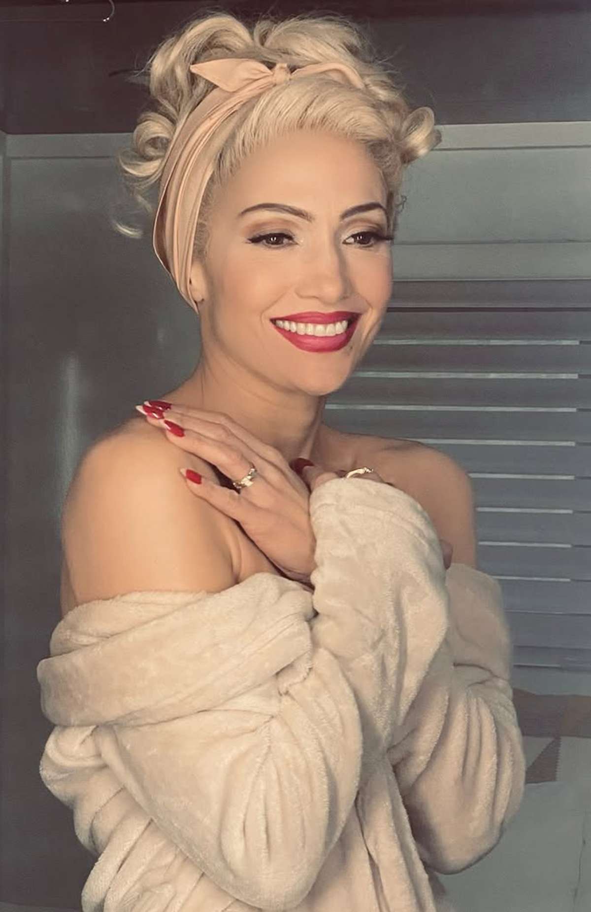 Jennifer Lopez wows in platinum blonde hair for kiss of the spider woman selfies