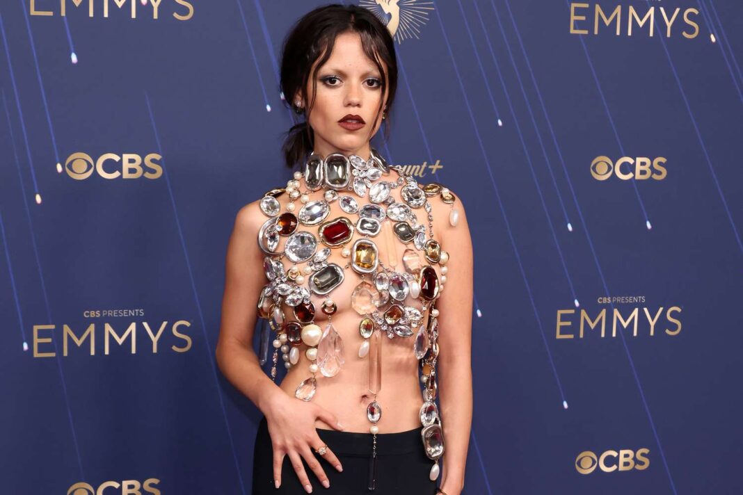 The Heavy Price of Glamour: Jenna Ortega’s 20-Pound Emmy Gown Revealed as a Red Carpet Gauntlet