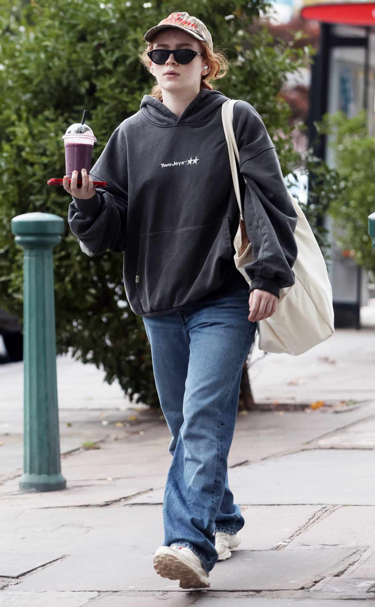 Stranger Things actress Sadie Sink takes a casual stroll around Notting Hill. Sadie sported a 